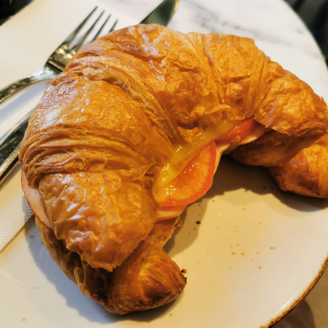 Croissant Withe Tomato and Cheese